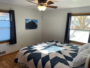 Room - Cozy 2-bedroom Wenatchee view house close to town (Wenatchee)