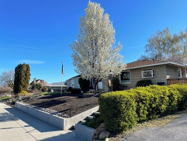 Exterior - Cozy 2-bedroom Wenatchee view house close to town (Wenatchee)