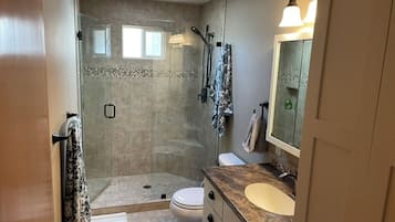 Douche, sĂšche-cheveux, serviettes fournies, savon