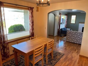 Dining - Cozy 2-bedroom Wenatchee view house close to town (Wenatchee)