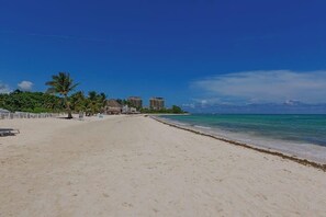 On the beach - 2BR Beachfront Condo Playa | Pool & Beach (Playa del Carmen)