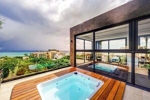 Outdoor spa tub - Playa del Carmen Studio: Rooftop Pool & Balcony (Playa del Carmen)