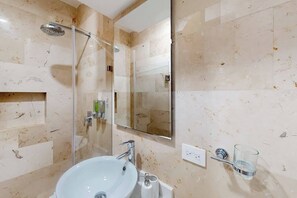 Shower, towels - Playa del Carmen Studio: Rooftop Pool & Balcony (Playa del Carmen)