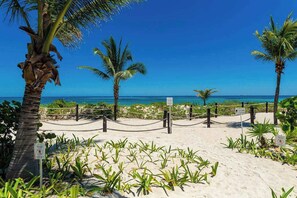 On the beach - Beachfront 2BR Condo, Ocean View & Resort Pool (Playa del Carmen)