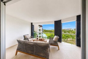 Property grounds - Beachfront 2BR Condo, Ocean View & Resort Pool (Playa del Carmen)
