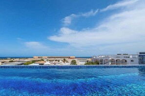 Pool - Stylish Playa condo: rooftop pool, 5th Ave & beach walk (Playa del Carmen)