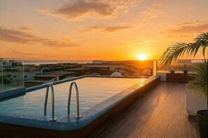 Pool - Stylish Playa condo: rooftop pool, 5th Ave & beach walk (Playa del Carmen)