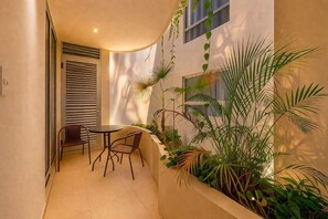 Terrace/patio - Stylish Playa condo: rooftop pool, 5th Ave & beach walk (Playa del Carmen)
