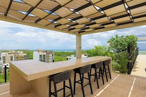 Terrace/patio - 1BR Steps to 5th Ave, Rooftop Pool & Gym (Playa del Carmen)