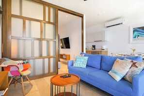 TV - 1BR Steps to 5th Ave, Rooftop Pool & Gym (Playa del Carmen)