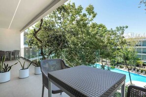 Outdoor dining - Playacar Studio · Resort Pools · Near 5th Ave (Playa del Carmen)