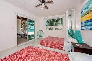 Tabla de planchar con plancha, internet y ropa de cama 