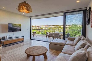 TV, offices - Luxury Playa Condo: Pool, Gym & Beach (Playa del Carmen)