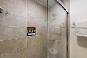 Shower, hair dryer, towels - Beachfront 1BR Suite with Terrace & Ocean View (Playa del Carmen)