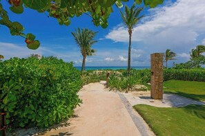 Property grounds - Beachfront Studio | Resort Pool & Beach Access (Playa del Carmen)
