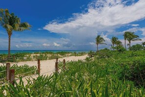 On the beach - Beachfront Studio | Resort Pool & Beach Access (Playa del Carmen)