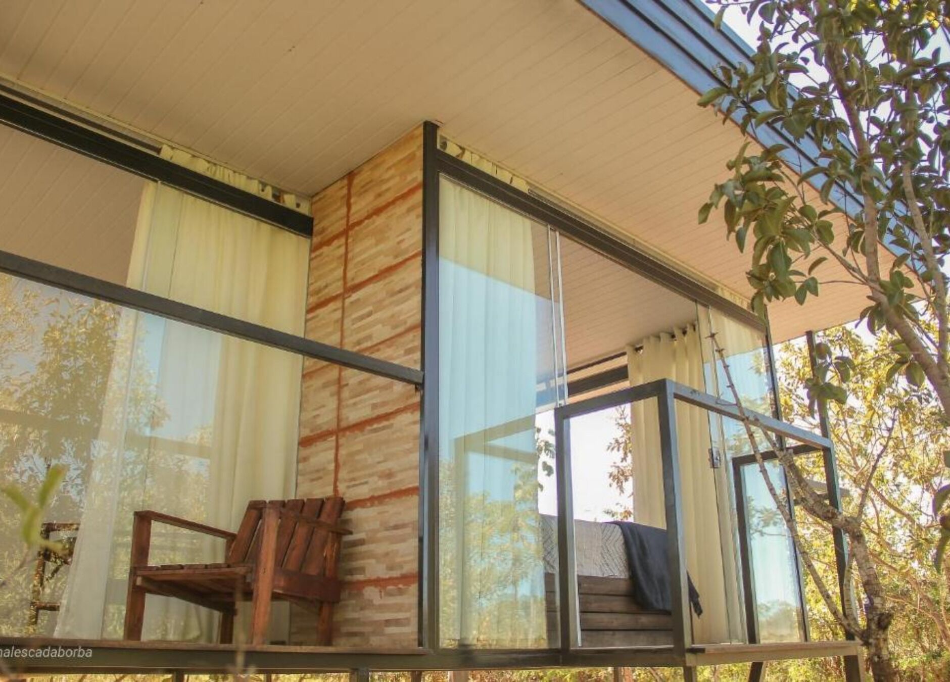 Quarto casal, sacada, vista para o jardim | Área da propriedade