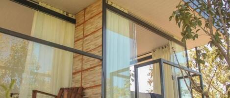 Chambre Double, balcon, vue jardin | Enceinte de lâhĂ©bergement