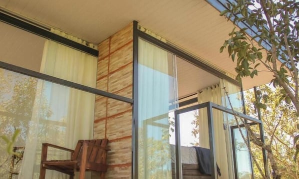 Doppelzimmer, Balkon, Gartenblick | Unterkunftsgelände