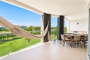 Outdoor dining - Beachfront 2BR Condo, Resort Pool, Gym & Beach (Playa del Carmen)