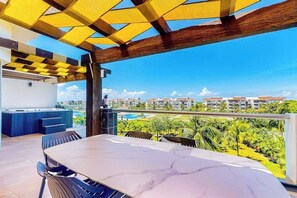 Outdoor dining - Mareazul Beachfront Resort - 3BR - Pools & Gym (Playa del Carmen)