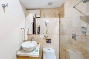 Shower, hair dryer, towels - Playa del Carmen 1BR: Rooftop Pool & Gym (Playa del Carmen)