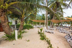 Property grounds - Luxury Xpu-Ha Getaway: Pool, Gym, & Beachfront (Playa del Carmen)