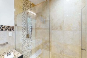 Douche, sèche-cheveux, serviettes fournies
