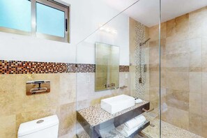 Een douche, een haardroger, handdoeken