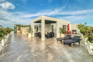 Outdoor dining - Modern Studio - Rooftop Pool, Gym & Balcony (Playa del Carmen)