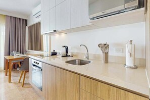 Fridge, microwave, oven, stovetop - 1BR Condo | Rooftop Pool & Gym | Playa (Playa del Carmen)