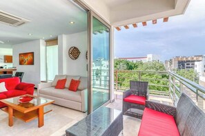TV - 3BR Playa Condo: Rooftop Pool, Steps to 5th Ave (Playa del Carmen)