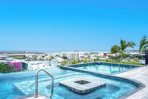 Pool - Bright Condo: Rooftop Ocean Pool, Walk to Beach (Playa del Carmen)