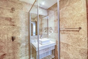 Shower, towels - Playa del Carmen Condo - Rooftop Pool - Balcony (Playa del Carmen)