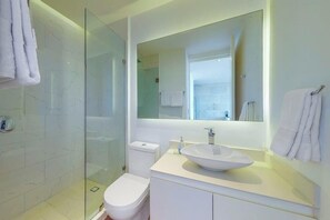 Shower, towels - Playa del Carmen Condo: Rooftop Pool & Ocean View (Playa del Carmen)