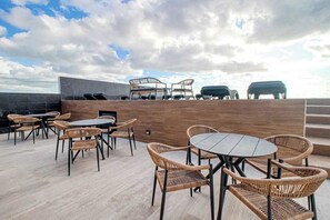 Outdoor dining - Modern 1BR Condo | Rooftop Pool & Gym, Near Beach (Playa del Carmen)