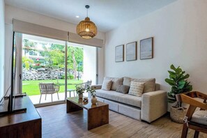 TV, offices - Coastal 2BR Playacar Condo - Workspace & Pool (Playa del Carmen)