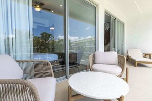 Terrace/patio - Modern 2BR Condo: Pool View, Kitchen & WiFi (Playa del Carmen)