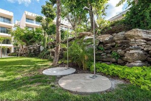 Property grounds - Modern 2BR Condo: Pool View, Kitchen & WiFi (Playa del Carmen)