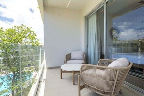 Terrace/patio - Modern 2BR Condo: Pool View, Kitchen & WiFi (Playa del Carmen)
