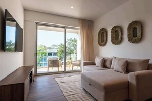TV, offices - The Leaf 2BR | Balcony, Pool & Downtown Playa (Playa del Carmen)