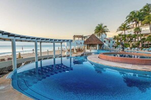 Pool - Beachfront Condo with Pool, Balcony & WiFi (Playa del Carmen)