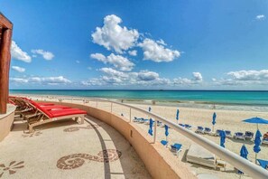 On the beach - Beachfront Condo with Pool, Balcony & WiFi (Playa del Carmen)
