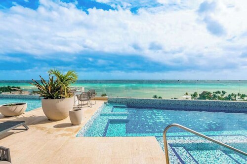 Ocean-View Condo - Rooftop Infinity Pool & WiFi