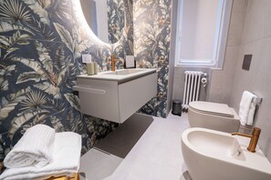 Shower, hair dryer, bidet, towels - The Almond Blossom Boutique apartment (Milano)