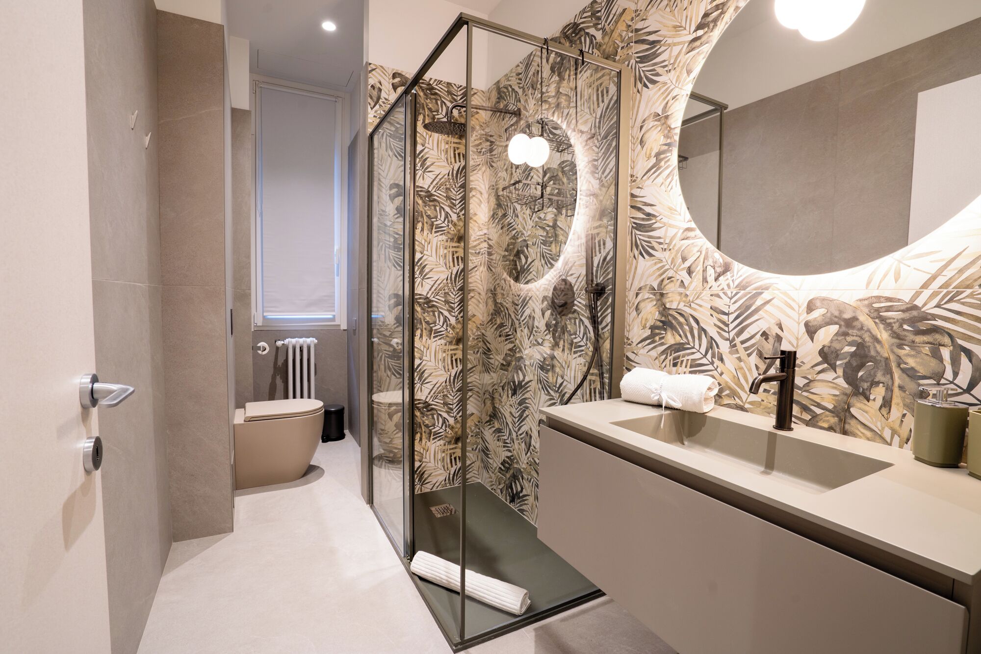 Ducha, secador de pelo, bidet, toallas