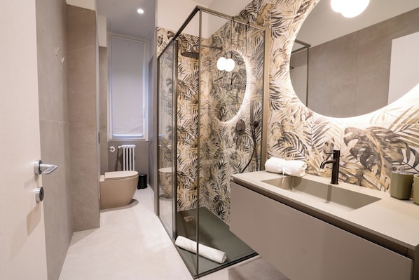 Shower, hair dryer, bidet, towels - The Almond Blossom Boutique apartment (Milano)
