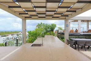 Outdoor dining - Playa Studio | Rooftop Pool & Balcony (Playa del Carmen)