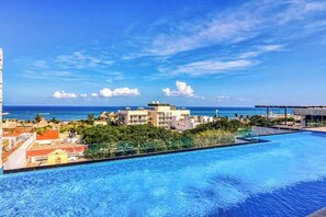 Pool - Studio with Rooftop Pool, Jacuzzi & Ocean Views (Playa del Carmen)