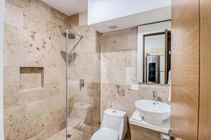 Shower, hair dryer, towels - Studio with Rooftop Pool, Jacuzzi & Ocean Views (Playa del Carmen)